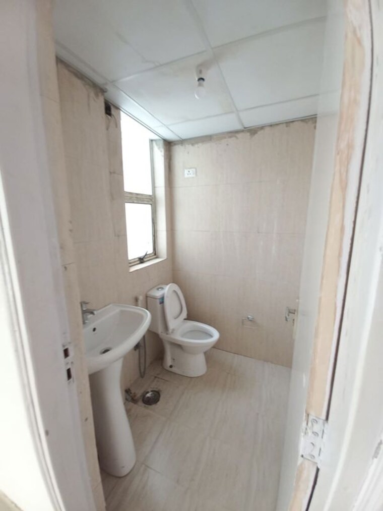 Bathroom, imperia-esfera 2.5 Bedroom 1578 Sq.Ft. Apartment In Sector 37c Gurgaon 10400415