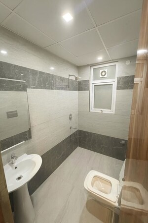 Bathroom in 4 BHK Apartment at Pioneer Park Araya, Sector 61 – for Sale