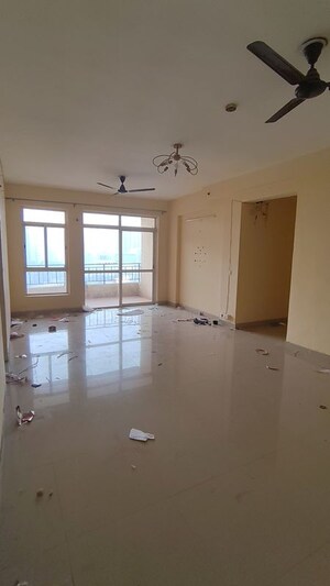 Room in 2 BHK Apartment at Paramount Floraville, Sector 137 – for Rent
