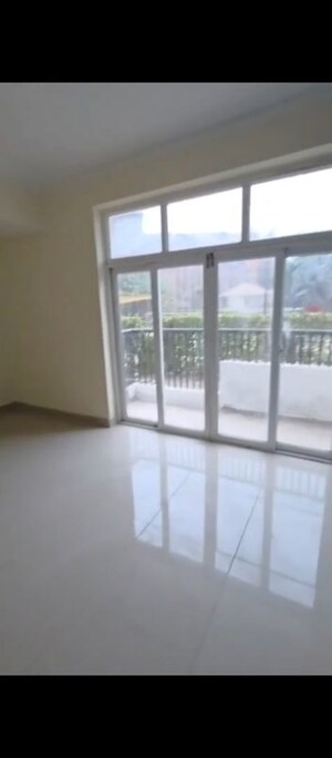 Room in 5 BHK Apartment at Amrapali Platinum, Sector 119 – for Rent