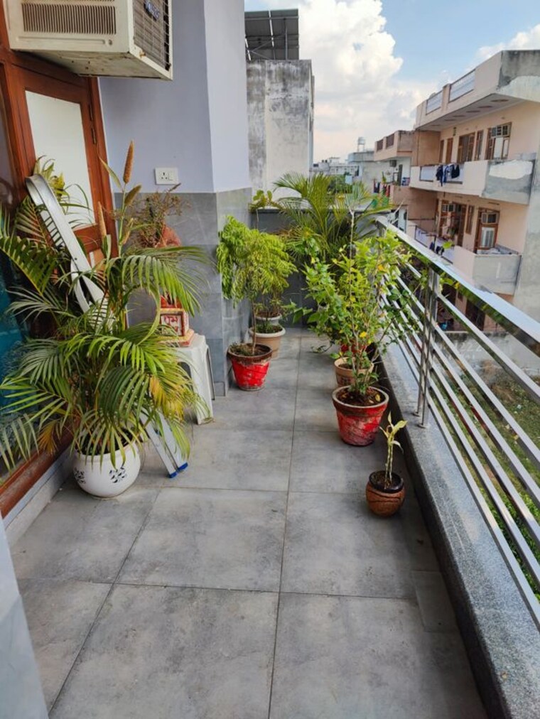 Balcony, sector 9 3 Bedroom 350 Sq.Ft. Builder Floor In Sector 9 Gurgaon 10400504