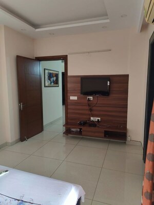 Room in 3 BHK Builder Floor at Sector 9 – for Rent