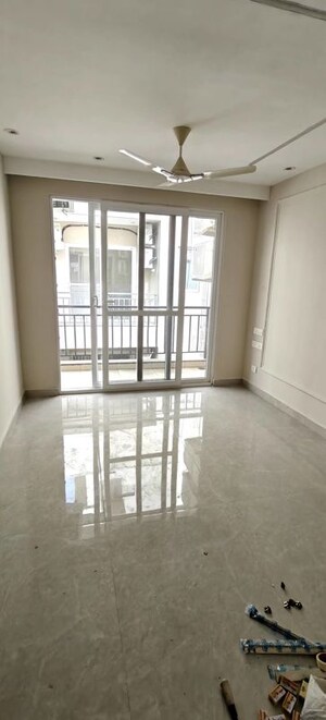 Room in 3 BHK Apartment at Smart World Orchard, Sector 61 – for Rent