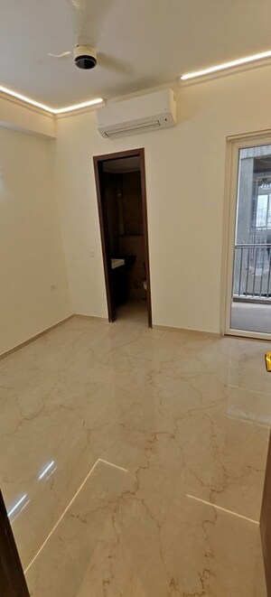 Room in 3 BHK Apartment at Smart World Orchard, Sector 61 – for Rent
