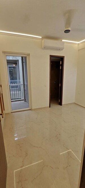 Room in 3 BHK Apartment at Smart World Orchard, Sector 61 – for Rent