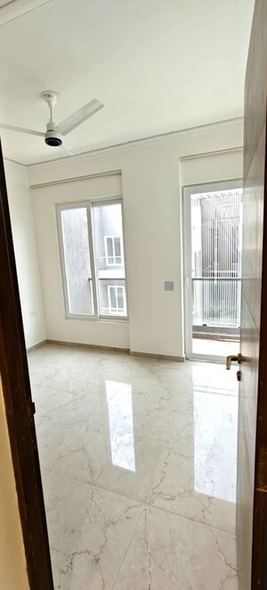 Room in 3 BHK Apartment at Smart World Orchard, Sector 61 – for Rent