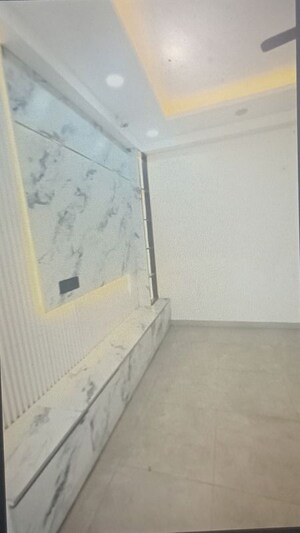 Room in 3 BHK Apartment at Indiabulls Centrum Park, Sector 103 – for Sale
