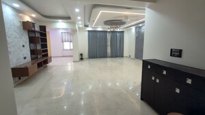 Room in 3 BHK Apartment at Parsvnath Exotica, Sector 53 – for Rent