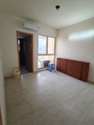 Room in 3 BHK Apartment at Parsvnath Exotica, Sector 53 – for Rent