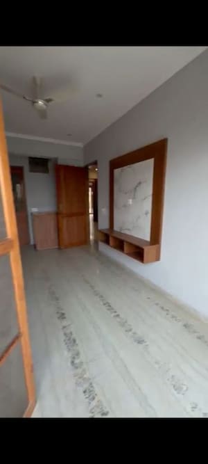 Room in 3 BHK Builder Floor at BPTP Amstoria, Sector 102 – for Rent