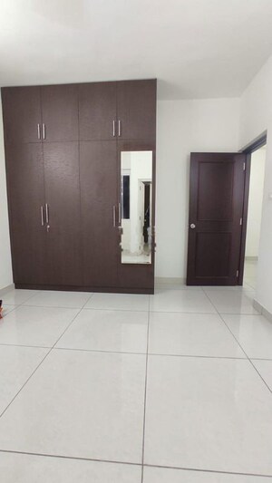 Room in 3.5 BHK Apartment at Lakeside Heights, Whitefield – for Rent