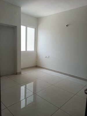 Room in 3.5 BHK Apartment at Lakeside Heights, Whitefield – for Rent