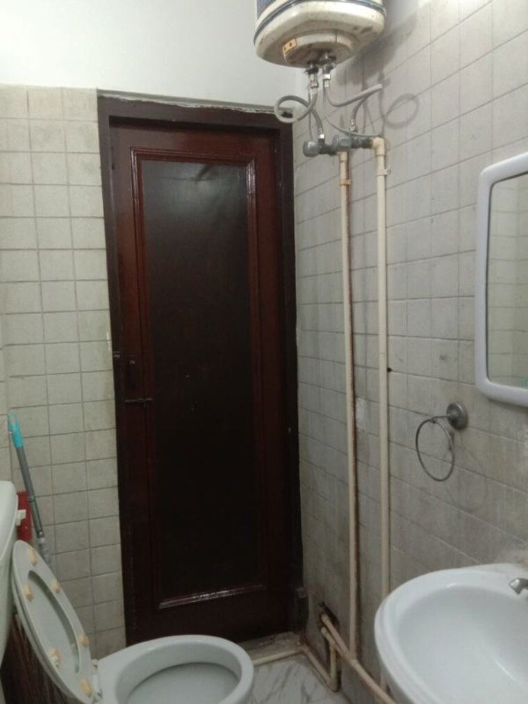 Bathroom, sector 51 3 Bedroom 100 Sq.Yd. Builder Floor In Sector 51 Gurgaon 10400836