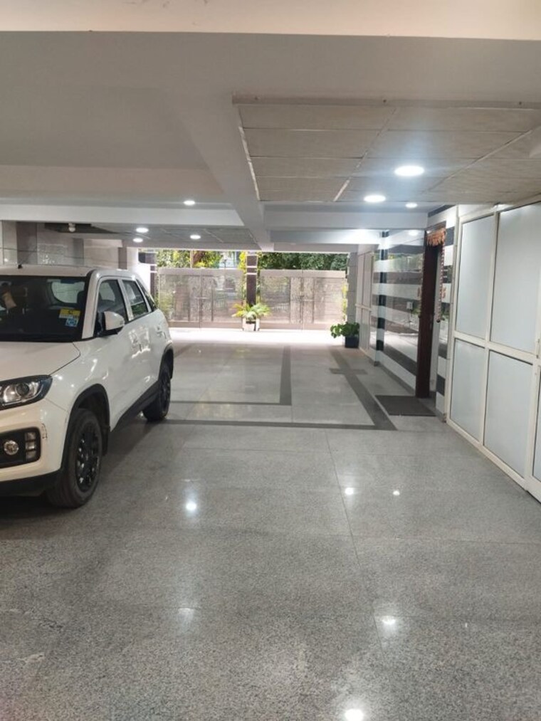  Parking, sushant lok i 3 Bedroom 2200 Sq.Ft. Builder Floor In Sushant Lok I Gurgaon 10400821