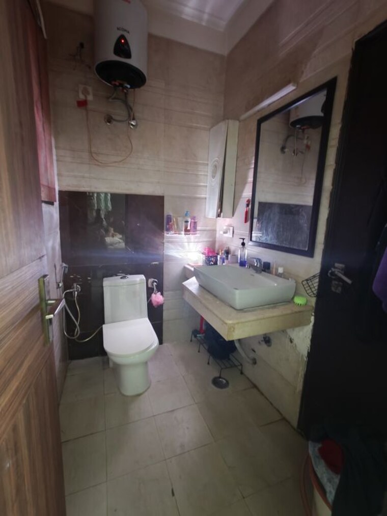 Bathroom, ansal-api-vyapar-kendra 3 Bedroom 215 Sq.Yd. Builder Floor In Sector 43 Gurgaon 10400896