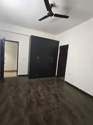 Room in 3 BHK Builder Floor at Sushant Lok I – for Rent