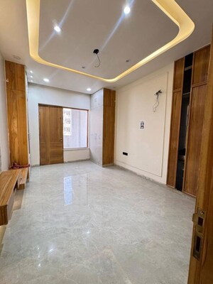 Room in 4 BHK Builder Floor at Green Fields Colony – for Rent