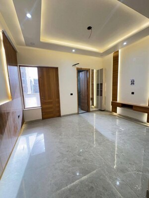 Room in 4 BHK Builder Floor at Green Fields Colony – for Rent