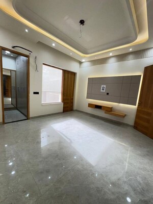 Room in 4 BHK Builder Floor at Green Fields Colony – for Rent