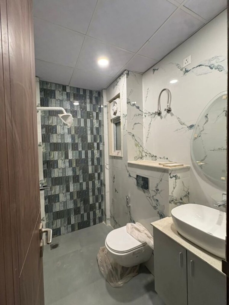 Bathroom, green fields colony 3.5 Bedroom 205 Sq.Yd. Builder Floor In Green Fields Colony Faridabad 10400992