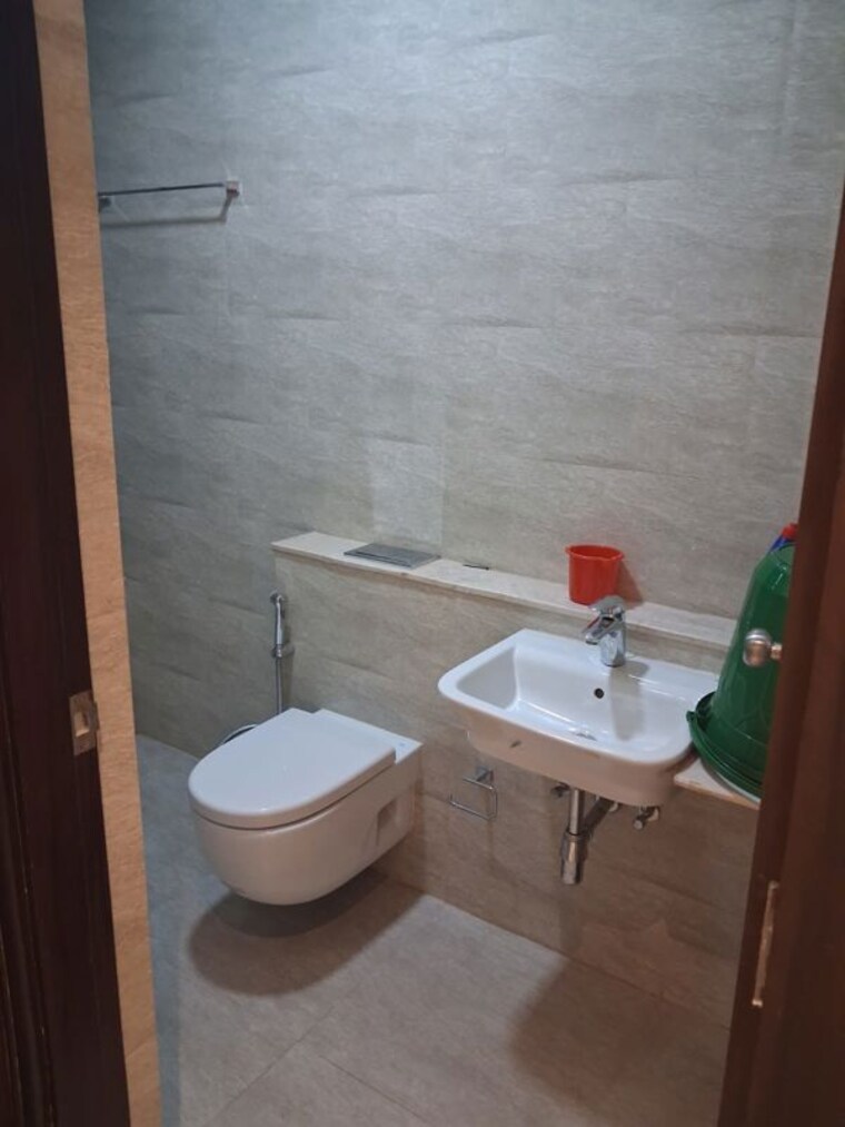 Bathroom, shri-ramakrishna-chs 1.5 Bedroom 550 Sq.Ft. Apartment In Vile Parle West Mumbai 10401151