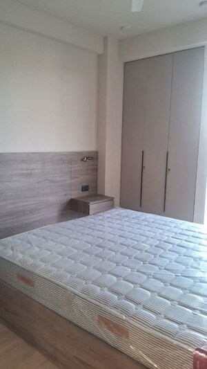 Bedroom in 2 BHK Builder Floor at DLF Building 10, Dlf Phase ii – for Rent