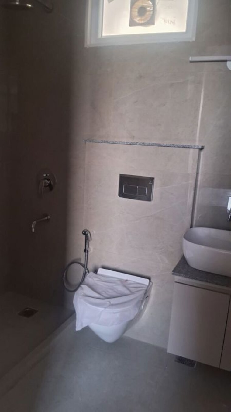 Bathroom, dlf-building-10 2 Bedroom 1012 Sq.Ft. Builder Floor In Dlf Phase ii Gurgaon 10401159