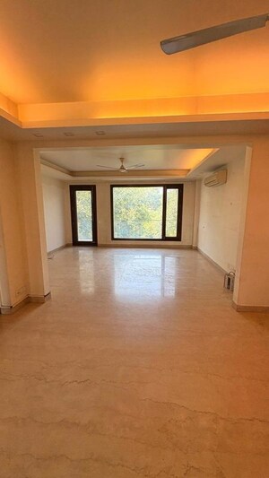 Room in 4 BHK Builder Floor at Friends Colony – for Rent