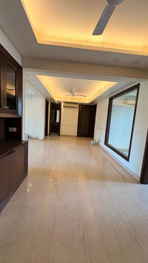 Room in 4 BHK Builder Floor at Friends Colony – for Rent