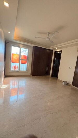 Room in 4 BHK Builder Floor at Friends Colony – for Rent