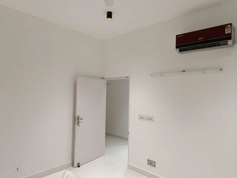 Room, sector 57 3 Bedroom 300 Sq.Yd. Independent House In Sector 57 Gurgaon 10401487