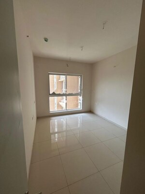 Room in 3 BHK Apartment at Raheja Vistas, Mahalunge – for Rent