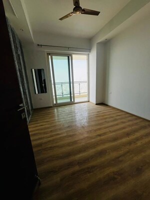Room in 3.5 BHK Apartment at Mahagun Mezzaria, Sector 78 – for Rent