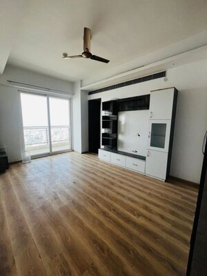 Room in 3.5 BHK Apartment at Mahagun Mezzaria, Sector 78 – for Rent
