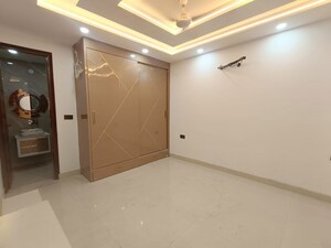 Room in 3 BHK Apartment at Janakpuri – for Sale