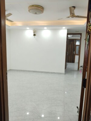 Room in 3 BHK Apartment at Panchsheel Vihar – for Rent