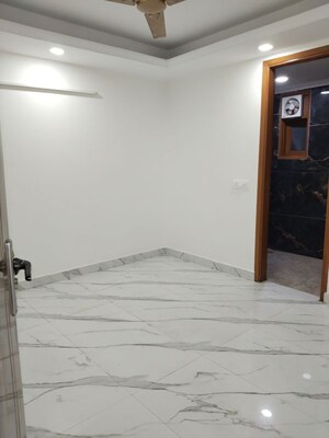 Room in 3 BHK Apartment at Panchsheel Vihar – for Rent