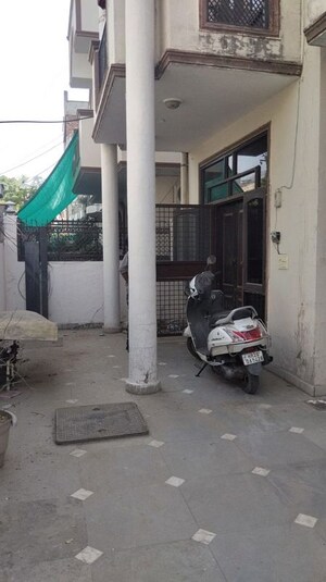Parking in 3 BHK Builder Floor at Ansal Plaza Gurgaon, Palam Vihar – for Rent