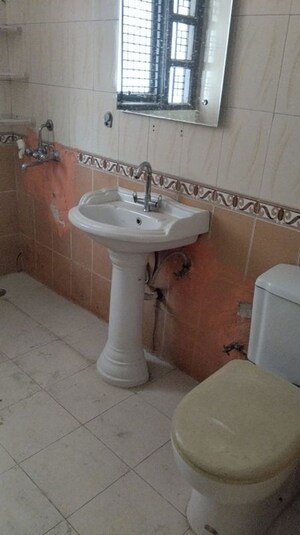 Bathroom in 3 BHK Builder Floor at Ansal Plaza Gurgaon, Palam Vihar – for Rent