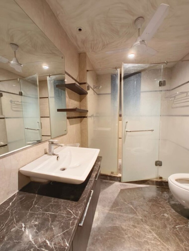 Bathroom, hemkunt colony 4 Bedroom 450 Sq.Yd. Builder Floor In Hemkunt Colony Delhi 10401862