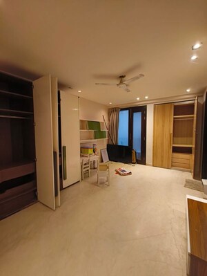 Room in 4 BHK Builder Floor at Hemkunt Colony – for Rent