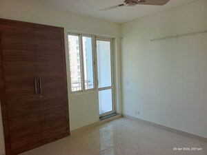 Room in 3.5 BHK Apartment at Jaypee Green Kosmos Phase II, Sector 134 – for Rent