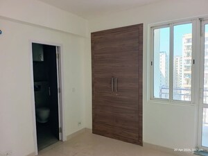Room in 3.5 BHK Apartment at Jaypee Green Kosmos Phase II, Sector 134 – for Rent