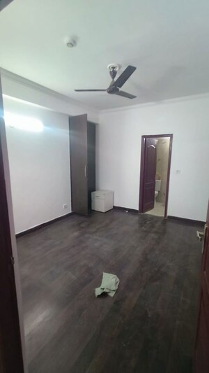 Room in 3 BHK Apartment at Nirala Estate, Tech Zone 4 Greater Noida – for Rent
