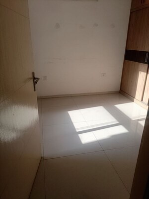 Room in 4 BHK Apartment at Orchid Petals, Sector 49 – for Rent