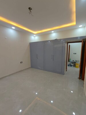 Room in 3 BHK Builder Floor at Sector 10a – for Rent