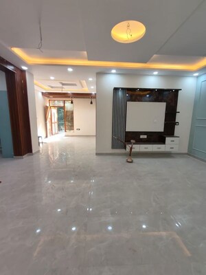 Parking in 3 BHK Builder Floor at Sector 10a – for Rent