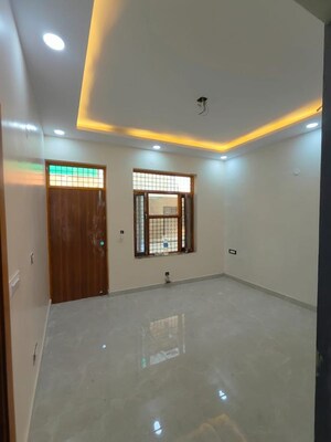 Room in 3 BHK Builder Floor at Sector 10a – for Rent