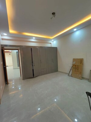 Room in 3 BHK Builder Floor at Sector 10a – for Rent