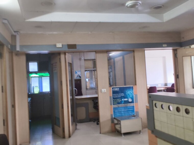  Parking, sayajigunj Commercial Office Space 1500 Sq.Ft. In Sayajigunj Vadodara 10401992